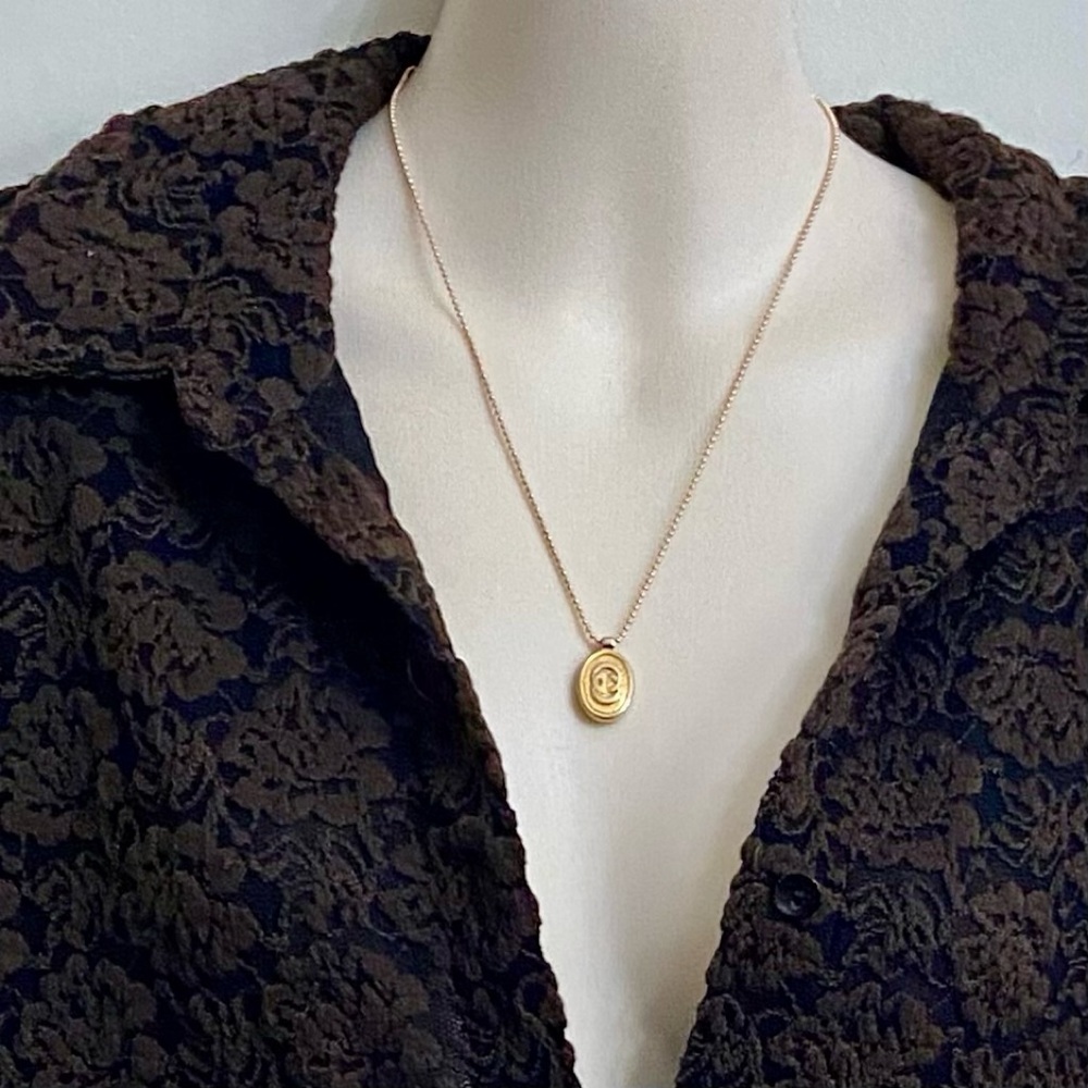 Vintage Gucci Gold Tone Charm with 18in Gold Plated Chain Necklace (CDE)